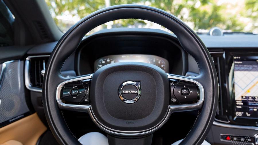 Volvo limitará velocidad de sus vehículos a 180 km/h 