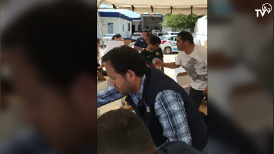 Empleados de Comapa Río Bravo clasifican víveres 