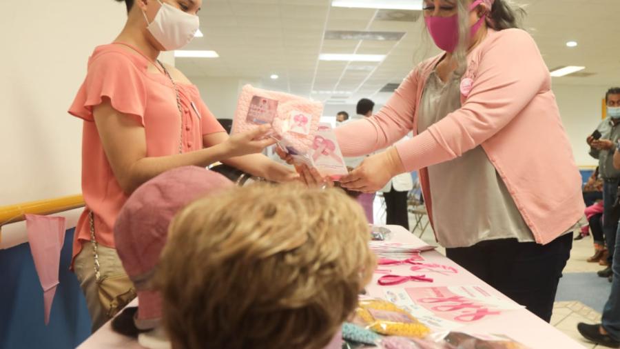 Sobreviviente de cáncer de mama, invita a las mujeres a autoexplorarse
