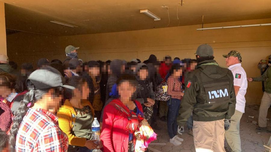 Localiza INM a más de cien personas migrantes en casa abandonada de Sonora