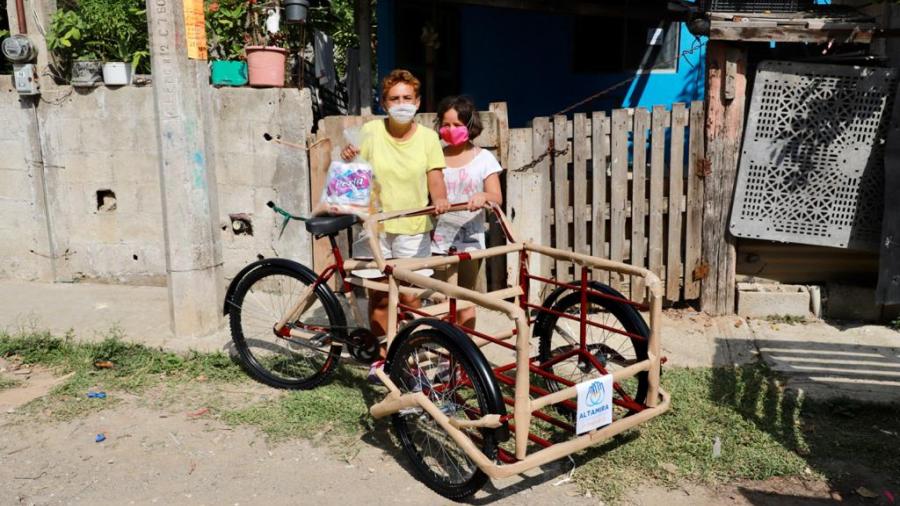 Entrega DIF Altamira láminas y triciclo a familias vulnerables