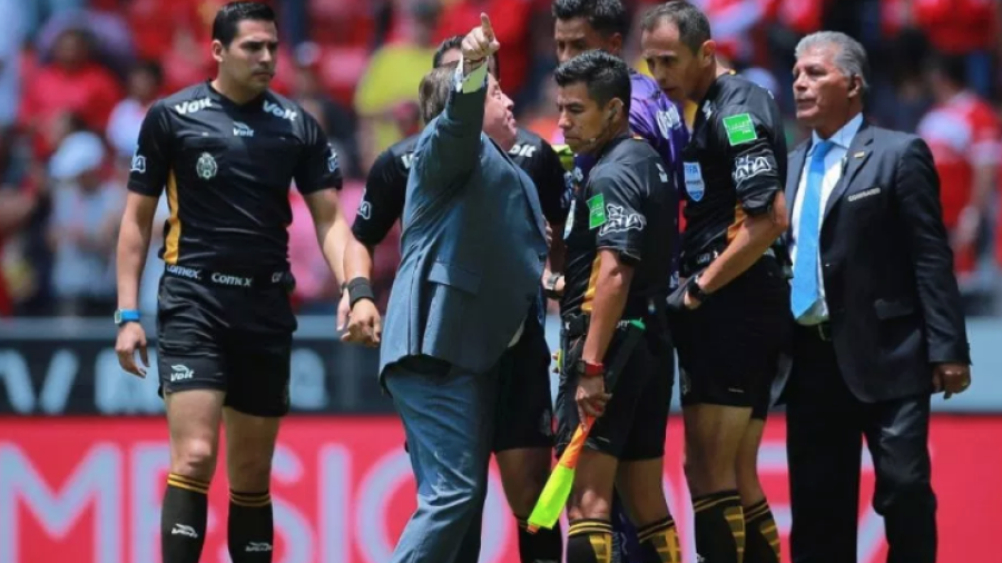 Abren investigación a El Piojo por críticas contra arbitraje