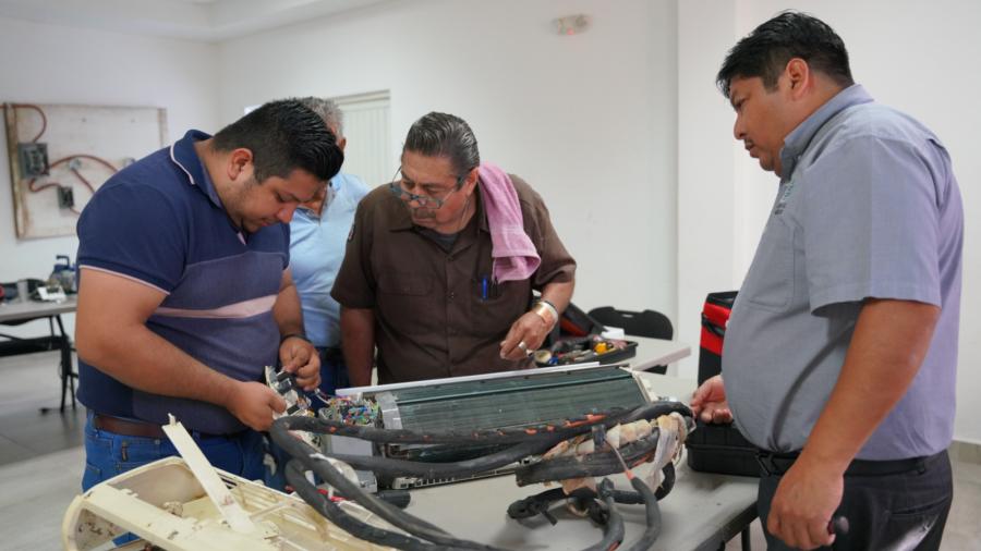 Ciudadanos aprenden nuevas habilidades en talleres de oficio