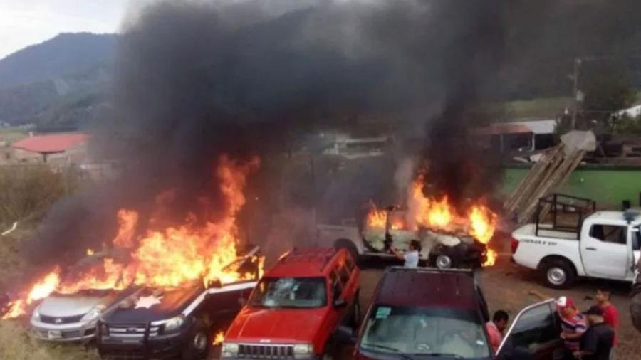 Queman cinco patrullas en Michoacán tras muerte de joven por policías 