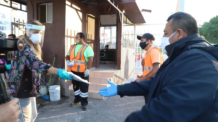Alcaldesa entrega cubrebocas a trabajadores del Parque Industrial del Norte