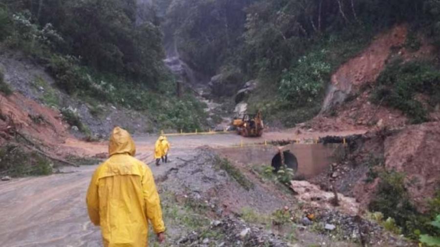 6 sepultados tras derrumbe de cerro en Oaxaca