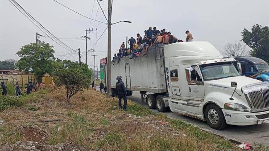 Encuentran a 310 migrantes que viajaban hacinados en caja de tráiler en Veracruz 