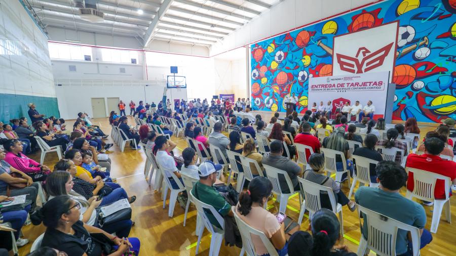 Destacó Carlos Peña Ortiz apoyo de las familias a niños y jóvenes al entregar Becas Deportivas