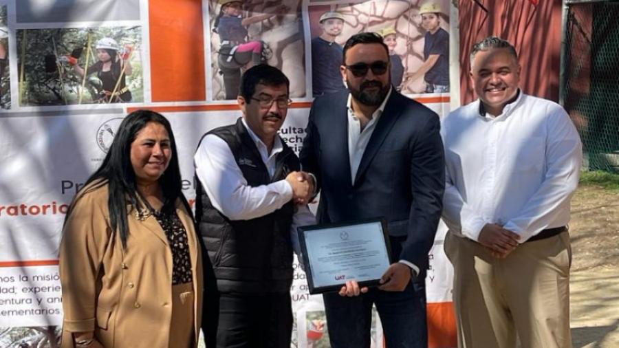 Recibe secretario de Turismo de Tamaulipas reconocimiento en FADYCS de la UAT Campus Tampico