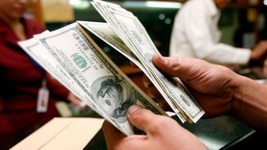 Dólar abre en 17.60 pesos a la venta en casas de cambio