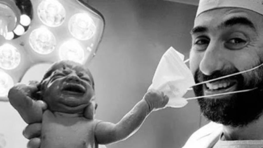 Bebé recién nacido 'quita' cubrebocas a médico