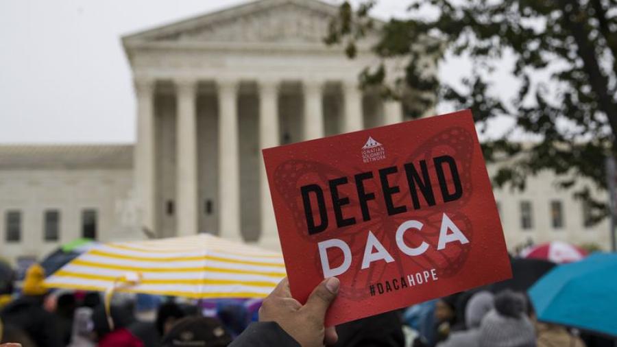 Corte Suprema de EU falla a favor de DACA