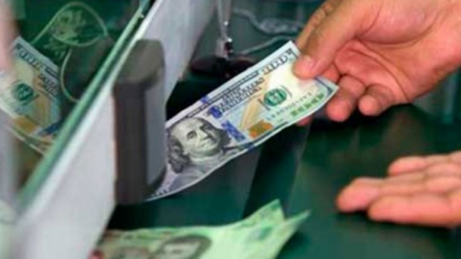 Dólar se vende en 17.47 pesos en casas de cambio 