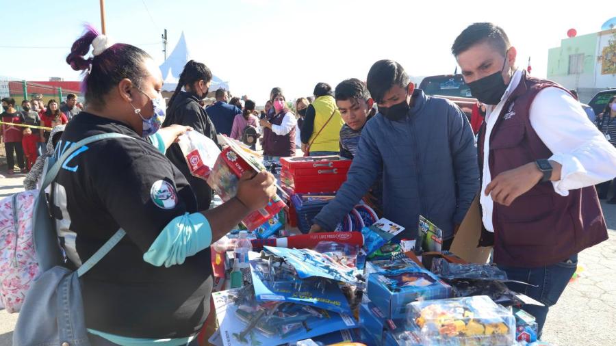 Sociedad y gobierno llevan felicidad y bienestar a ni&ntilde;os de la colonia Los Olivos 2