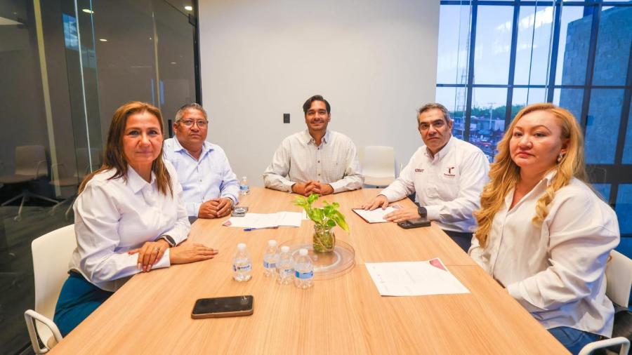 Brinda Carlos Peña Ortiz apoyo a la educación media superior 