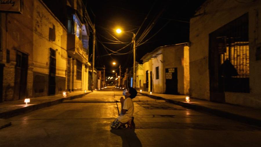 Pequeño reza a mitad de la calle y se hace viral