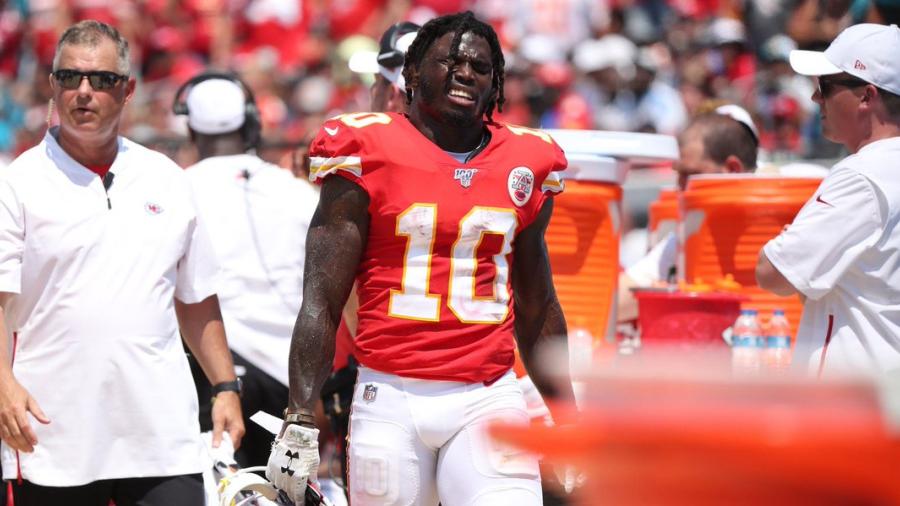 Tyreek Hill es baja por lo menos mes por una lesión en la clavícula