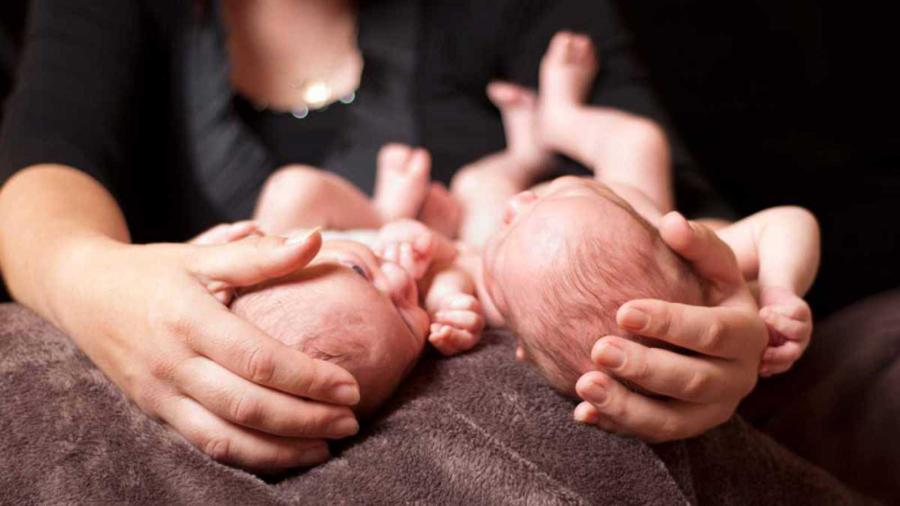 Madre da a luz gemelos de padres diferentes