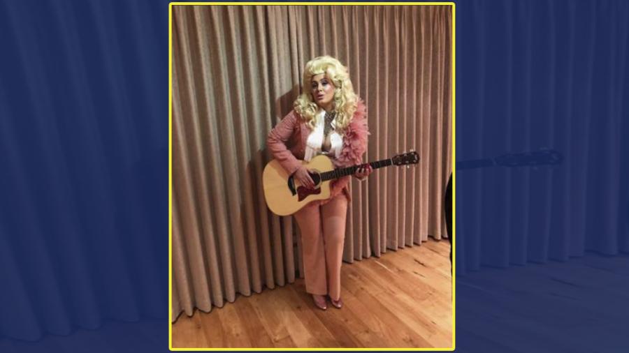 Adele se viste de Dolly Parton