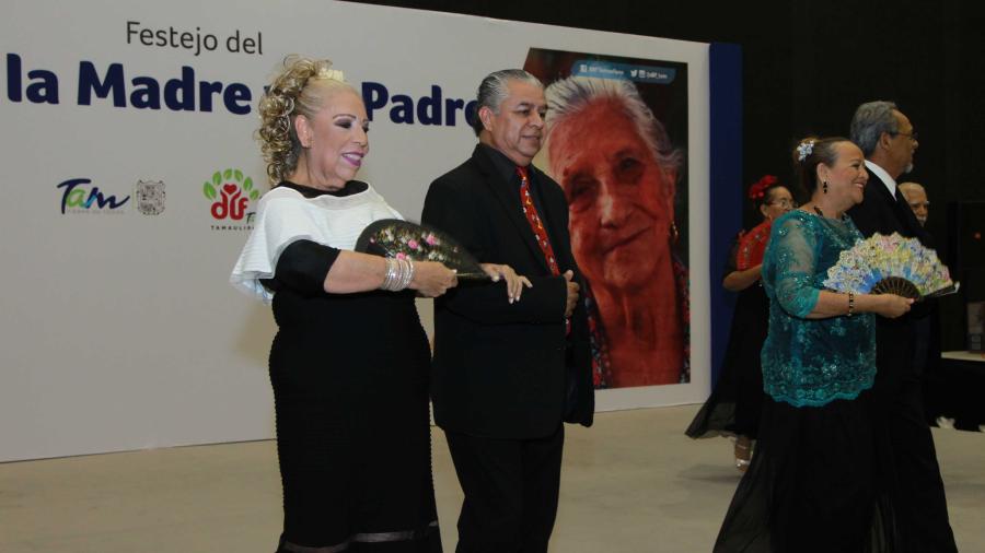 Abuelitos festejan Día del Padre y Madre