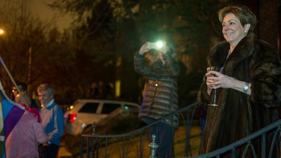 Vecina de Ivanka durante protesta sale de su casa vestida con abrigo y bebiendo vino