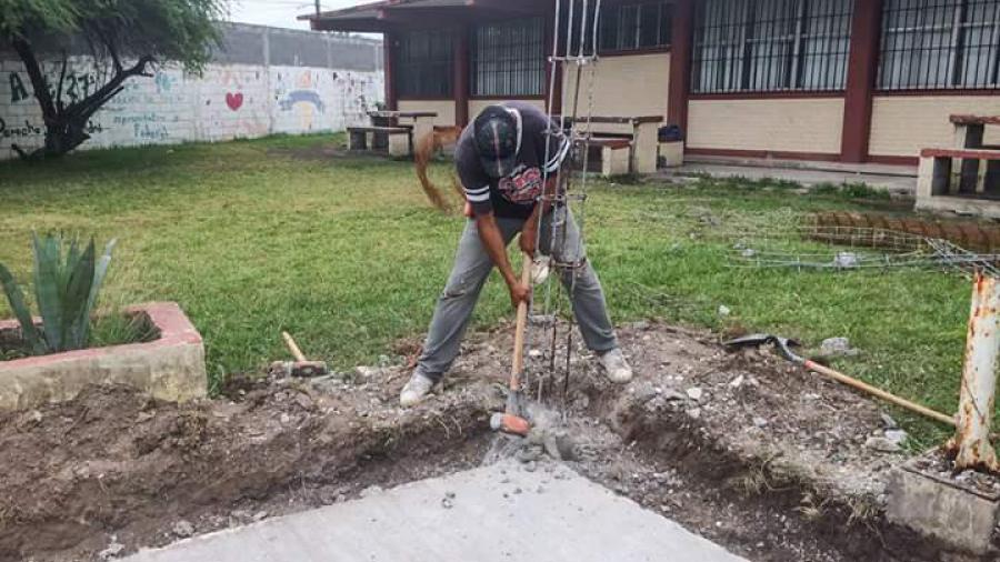 Trabajan en la construcción de una barda en la Secundaria Técnica 61