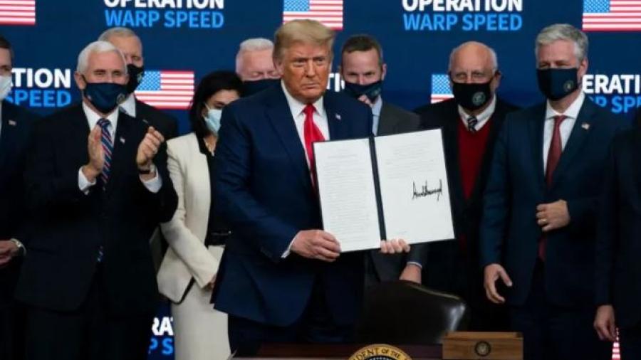 Firma Trump decreto para “priorizar” vacunas contra COVID-19 para estadounidenses