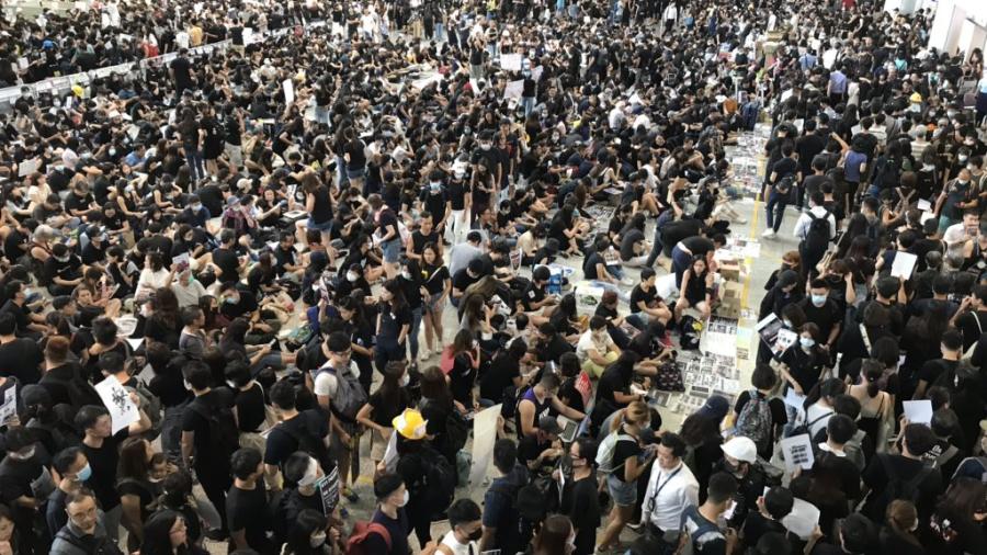 Cancelan todos los vuelos en Hong Kong por protestas
