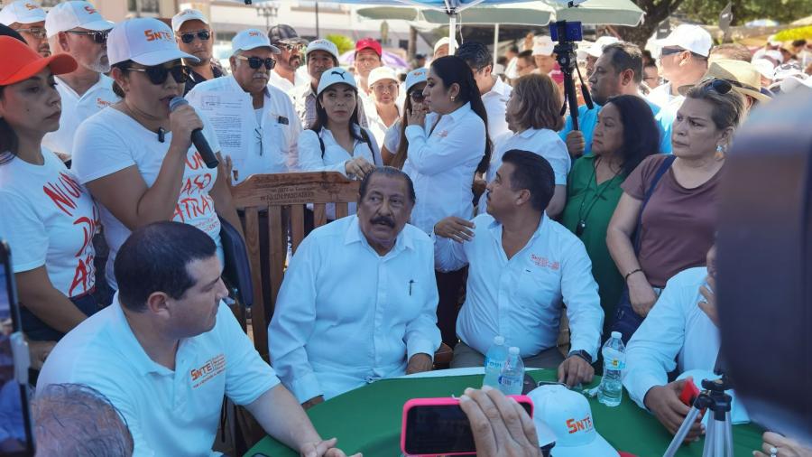 Mantienen maestros plantón permanente el Palacio de Gobierno 