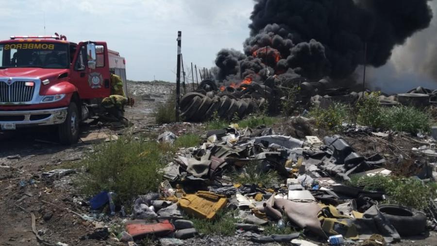 Trabajan Bomberos de Reynosa en combate a incendio de tiradero