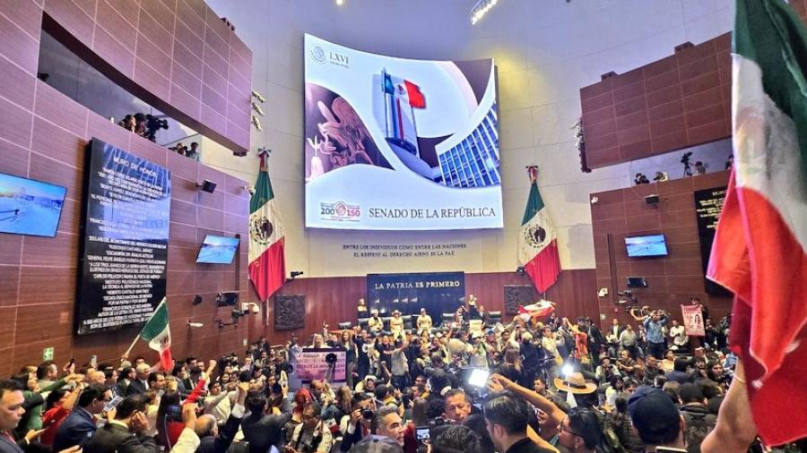 Tras irrupción de manifestantes en el Senado, sesión continuará en sede alterna