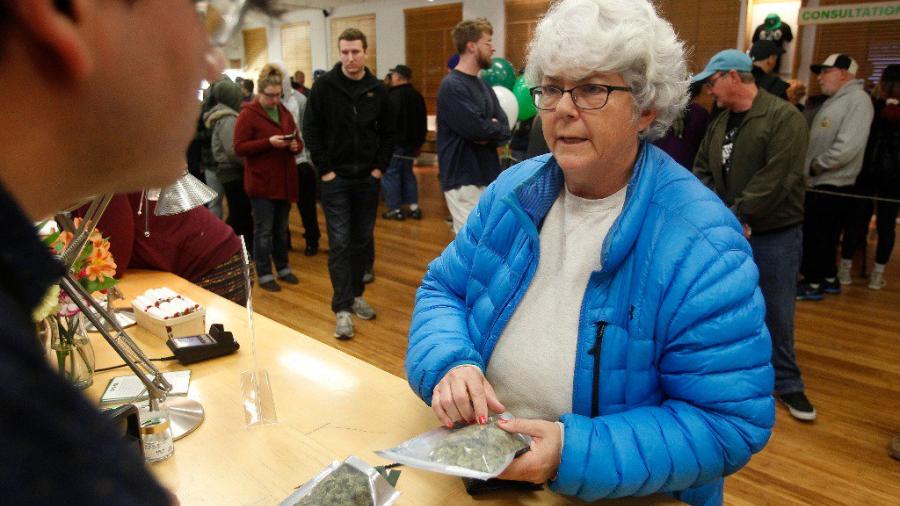 Hacen filas en California para comprar mariguana recreativa