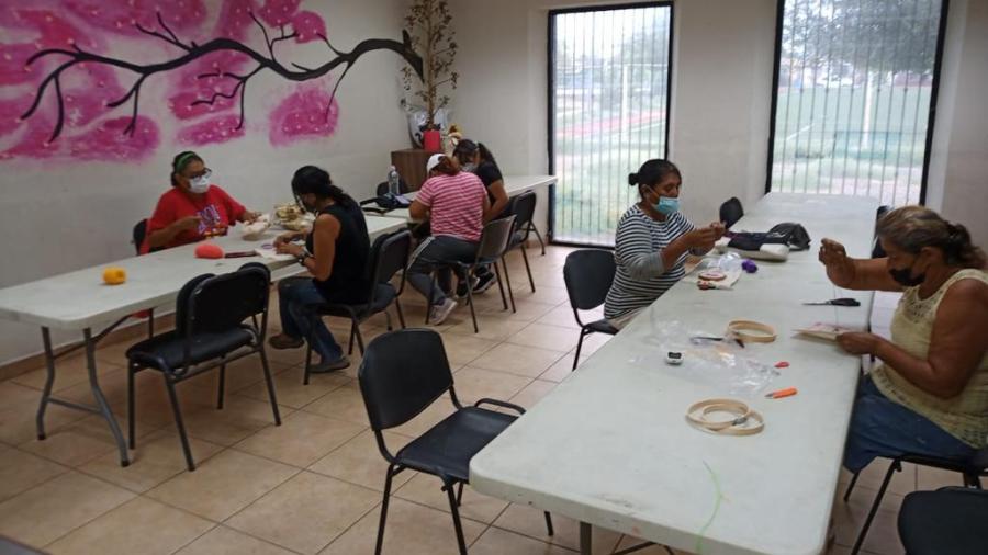 Reabren centro cultural "Palmares" con taller presencial de bordado.