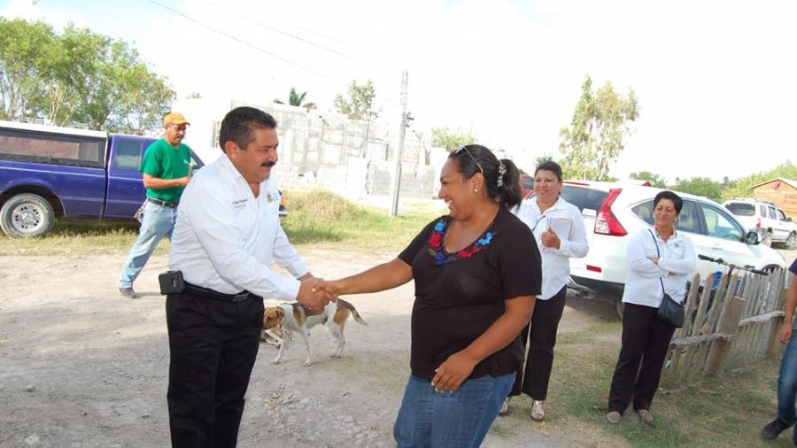 Alcalde visita a vecinos de colonia Humberto Treviño