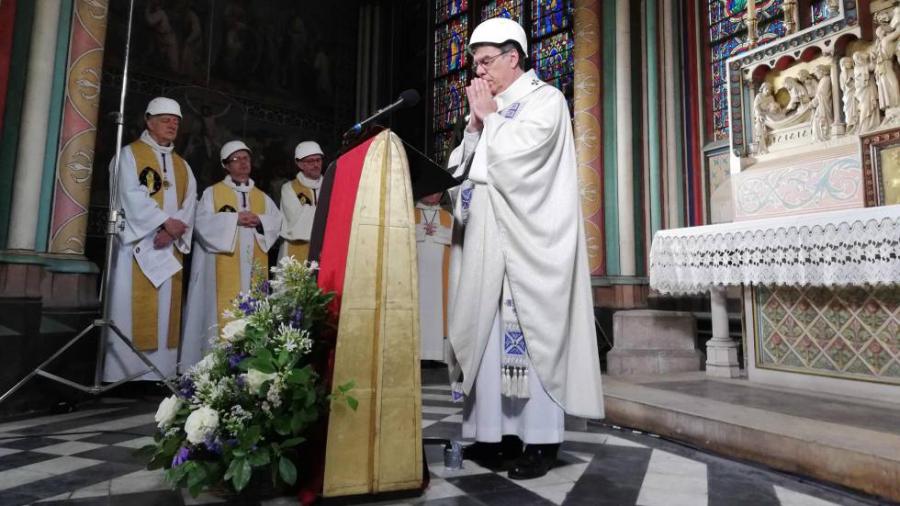 Notre Dame alberga misa a dos meses del incendio