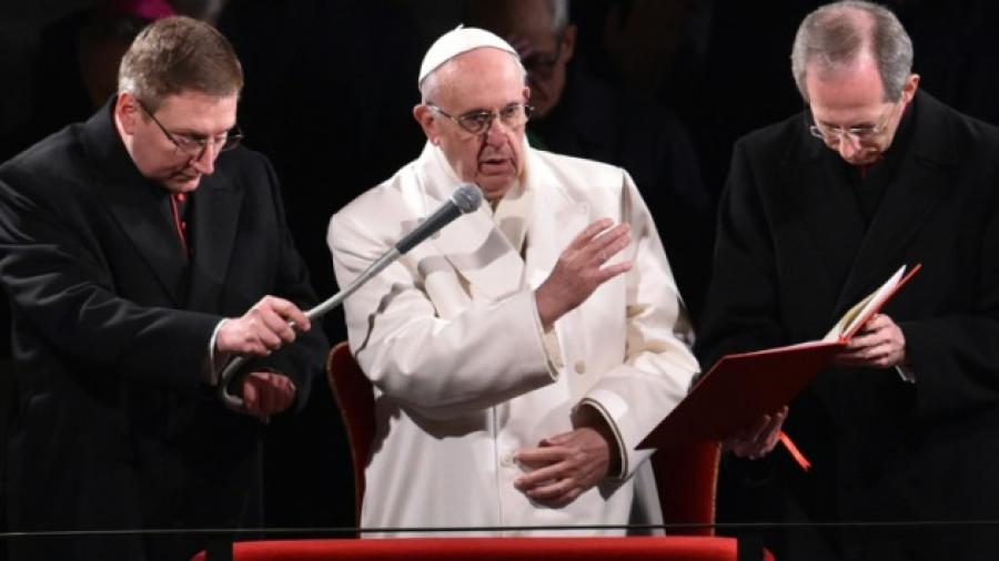 El Papa fustiga a quienes sonríen de frente y por detrás te combaten