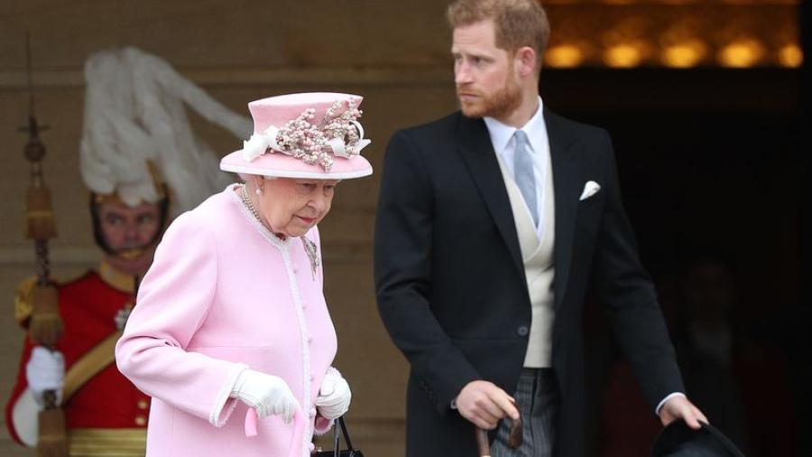 La reina Isabel convoca a reunión de la realeza