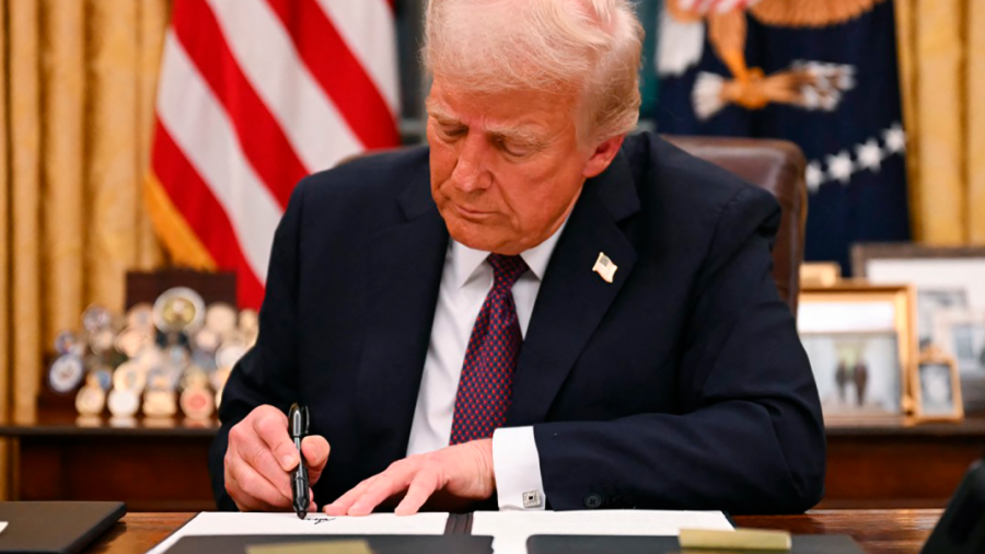 Juez bloquea temporalmente orden de Trump de cancelar la ciudadanía por nacimiento