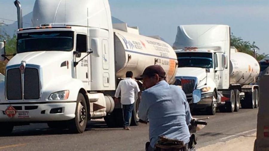 Bloquean la carretera Oaxaca-Tehuantepec en protesta contra el 'gasolinazo'