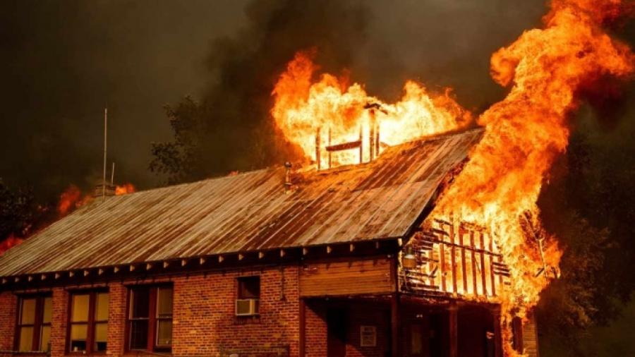 Incendio continua, arrasa con dos pueblos