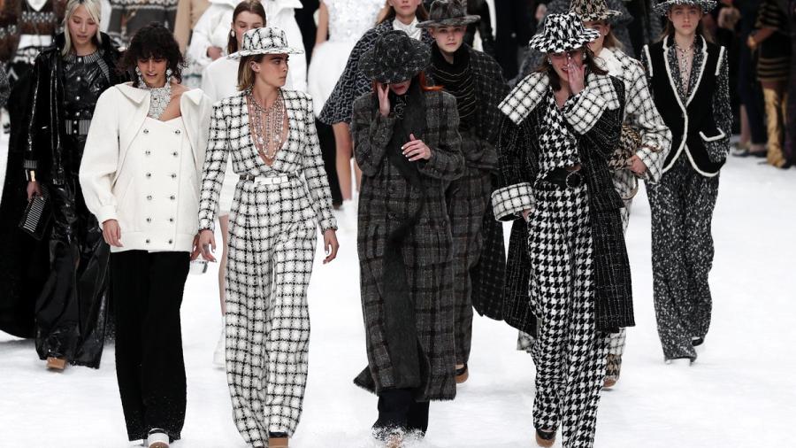 Chanel rinde homenaje a Karl Lagerfeld en su desfile