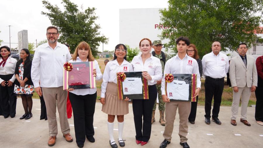 Entrega alcaldesa Carmen Lilia Canturosas más de 9 mil uniformes a estudiantes y docentes de prepas municipales