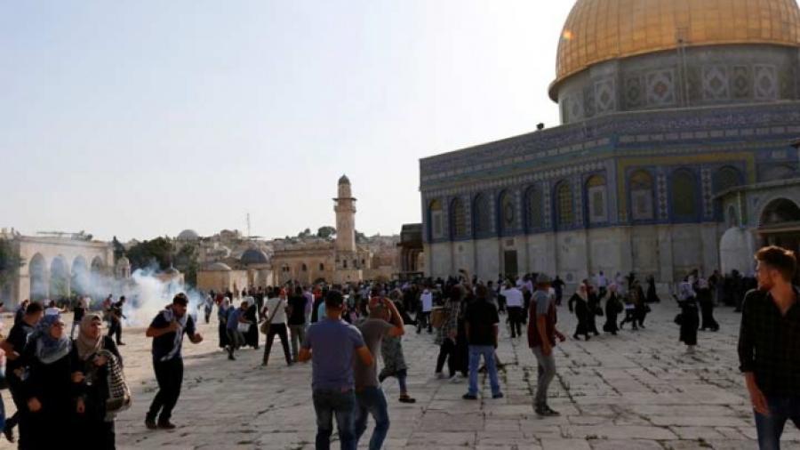 Trifulca entre musulmanes y policías en Jerusalén deja 113 heridos