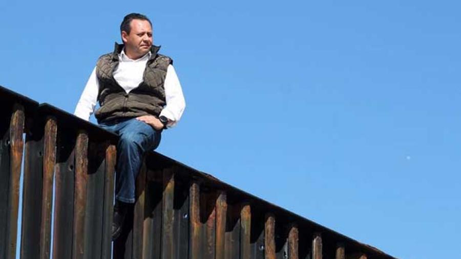 Diputado del PRI escala el muro fronterizo en Tijuana