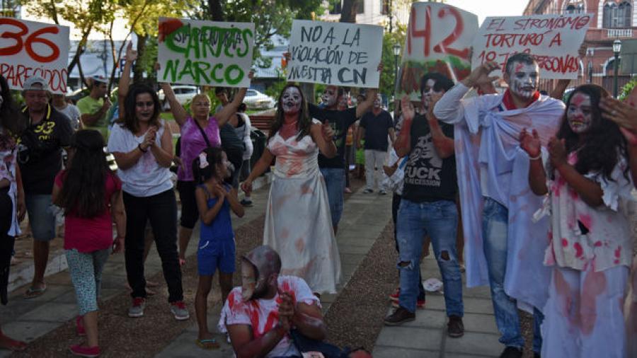 Protestan zombies en Paraguay por reelección de presidente
