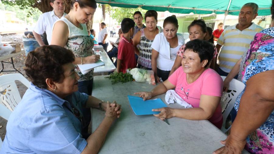 Beneficia Ayuntamiento a cientos de familias con venta de abarrotes a bajo costo