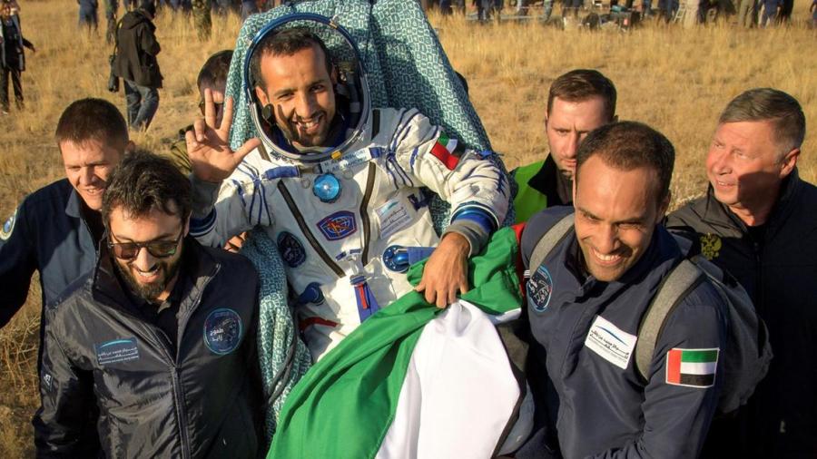 Astronauta árabe regresa sano y salvo a la Tierra