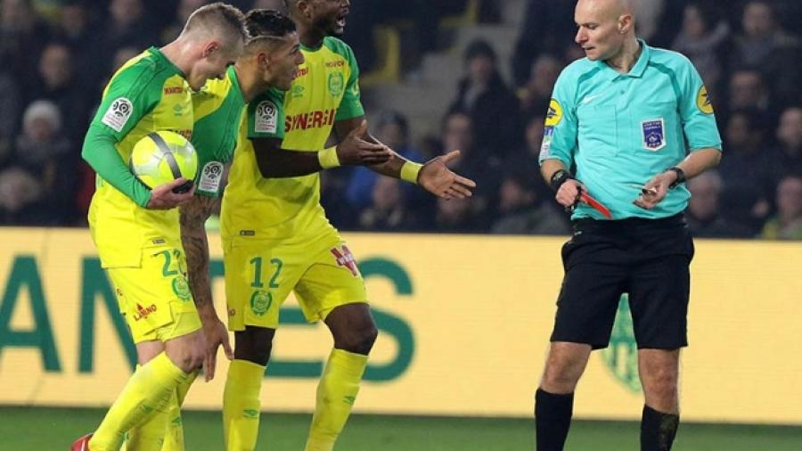 Árbitro es suspendido por patear jugador