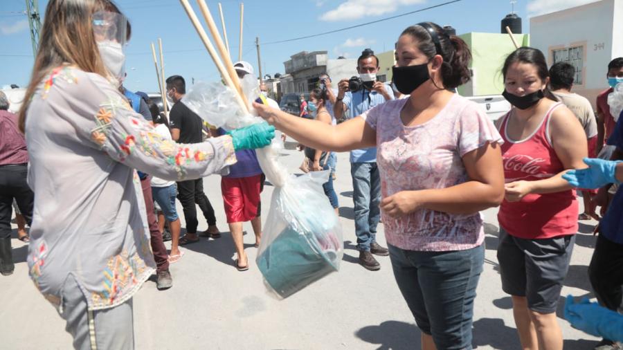 Entrega Maki apoyos para limpieza a vecinos del fraccionamiento Halcón