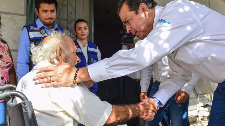 Visita Enrique Rivas a pacientes de 'Médico en tu puerta' 